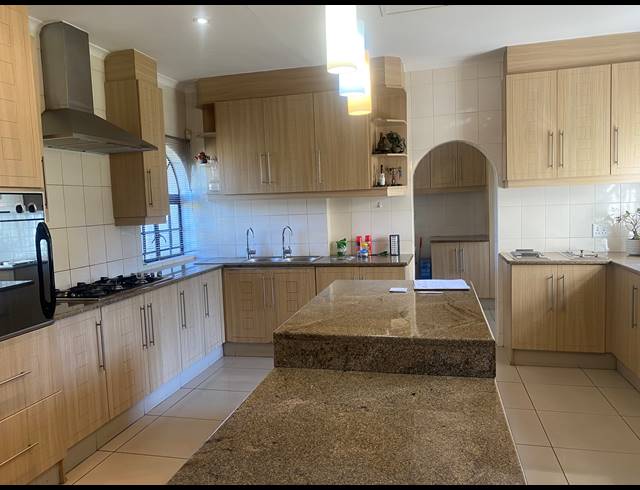 5 BEDROOM HOUSE FOR SALE IN MONDEOR
